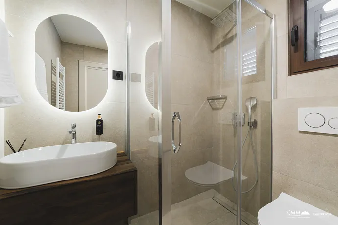 Brandneue Luxusvilla mit Swimmingpool in der Nähe von Budva